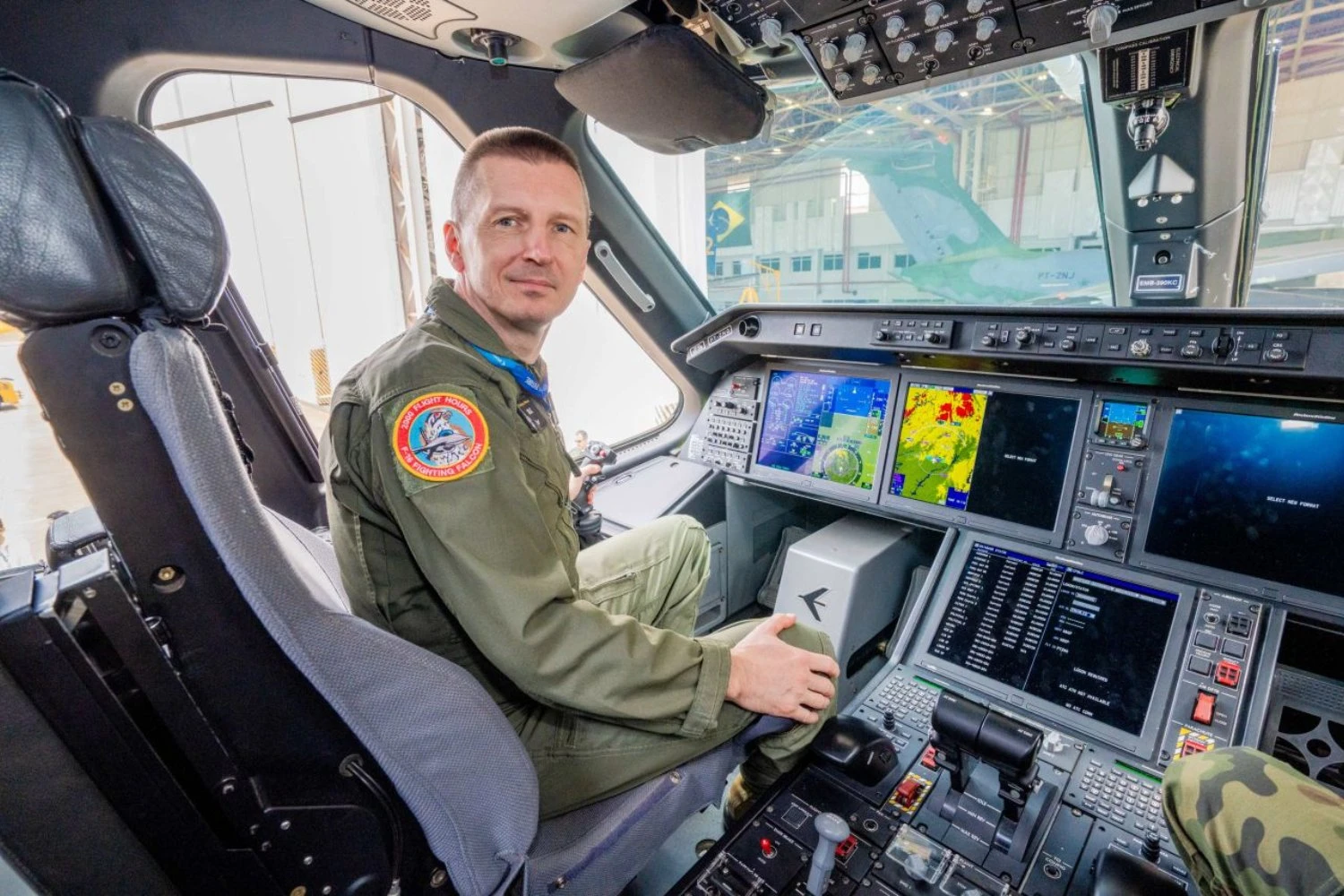 Major-General piloto Ireneusz Nowak a bordo do KC-390 (Embraer)