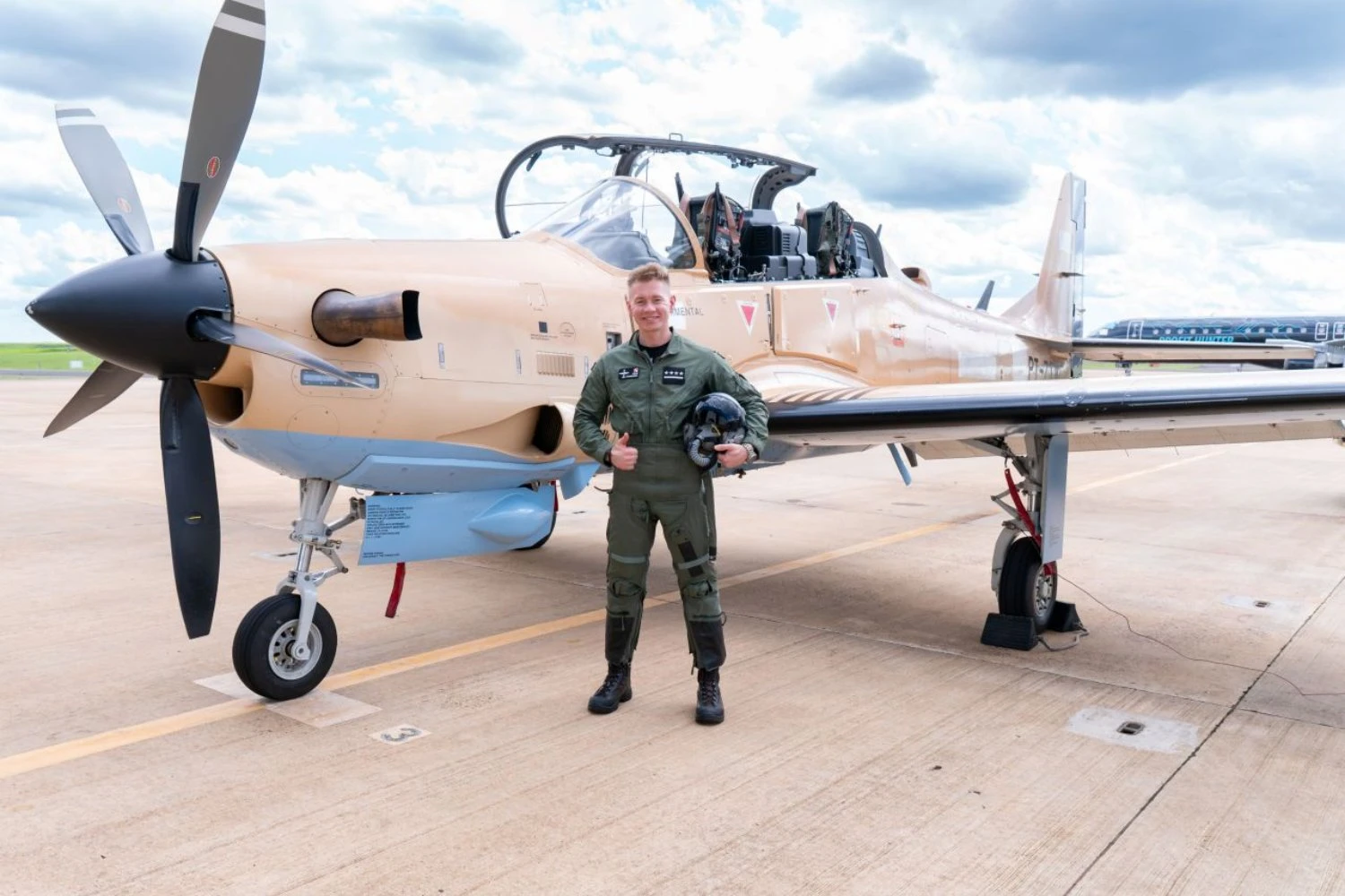 Major-General piloto Ireneusz Nowak à frente do Super Tucano (e)