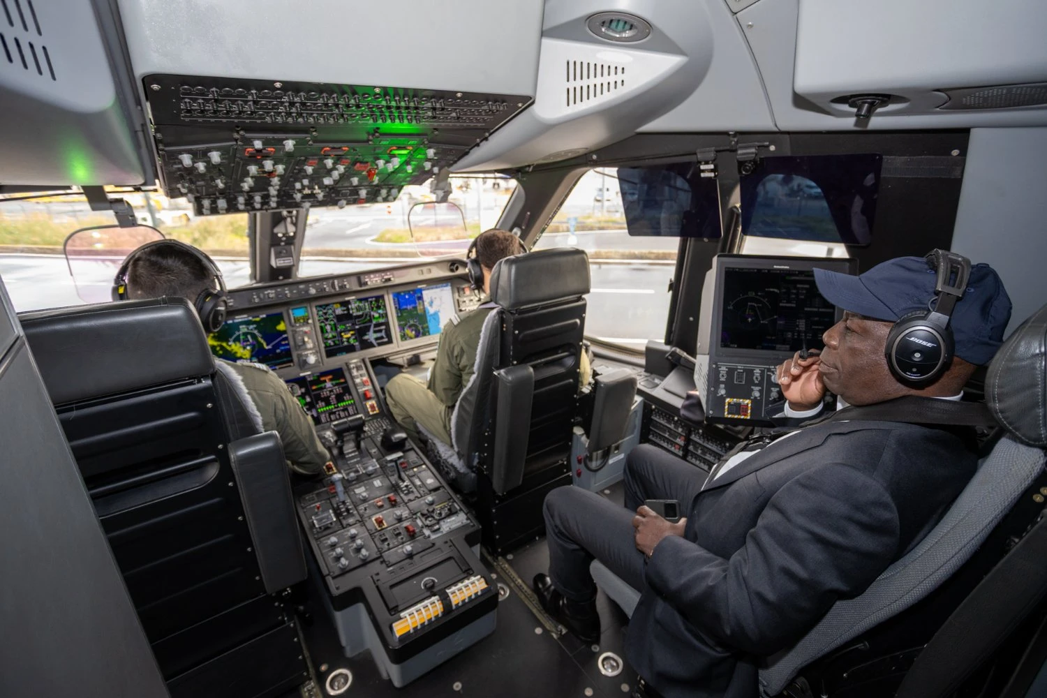 Ministro da Defesa de Angola, General do Ex&eacute;rcito Jo&atilde;o Ernesto dos Santos, a bordo do KC-390