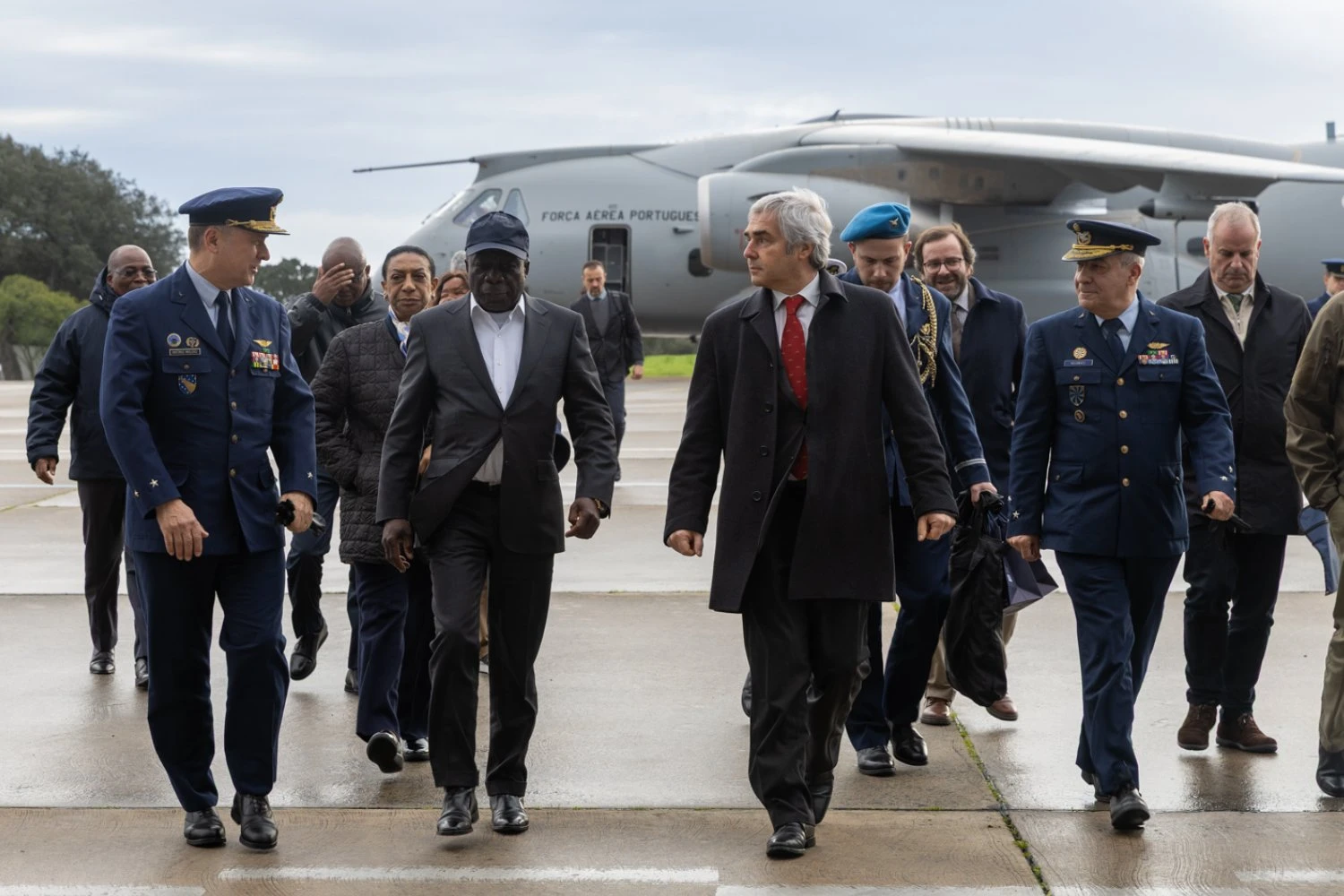 Ministros da Defesa de Angola e Portugal, e ao fundo, o KC-390.