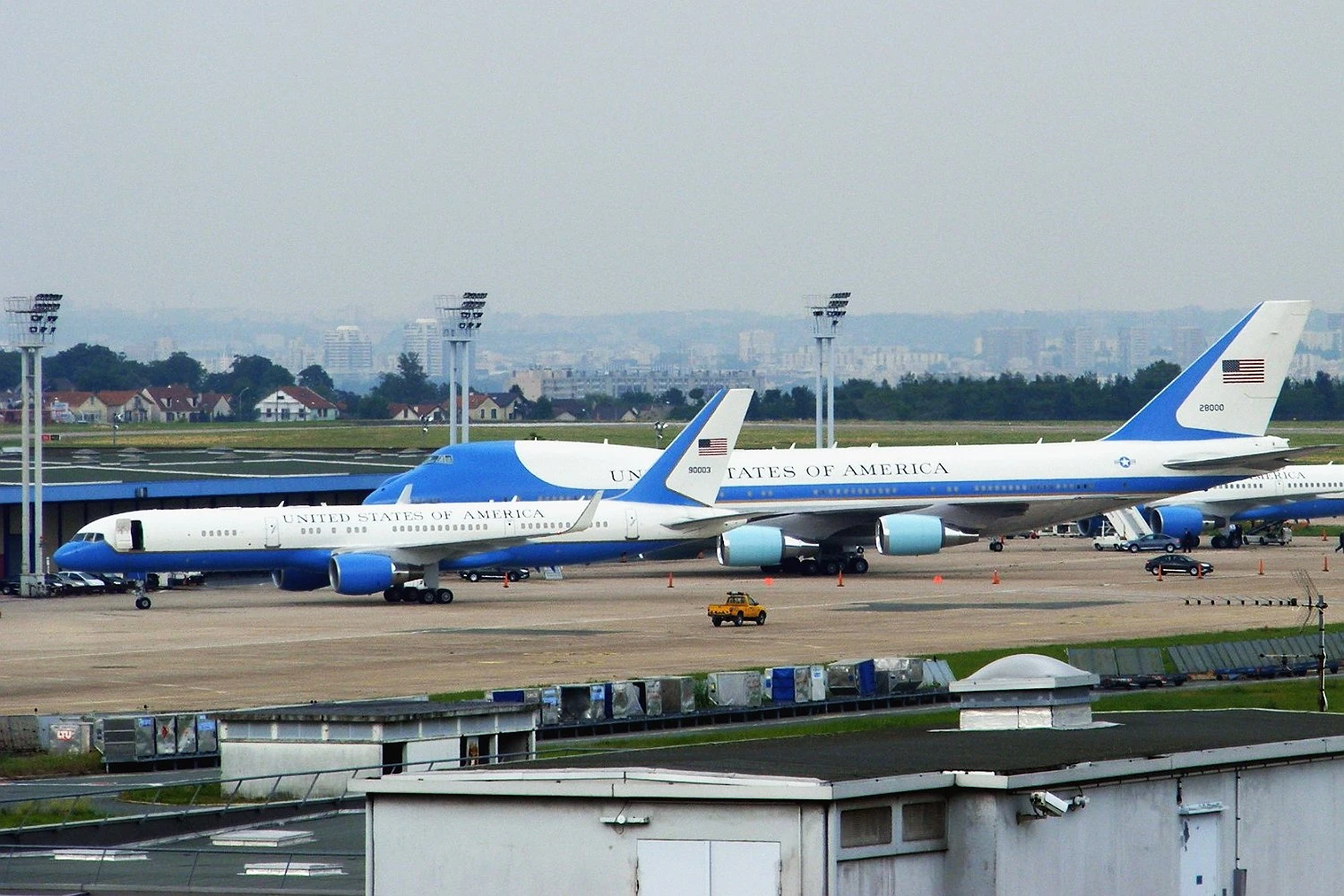 O C-32 e o VC-25A em Paris (Mathieu Marquer)
