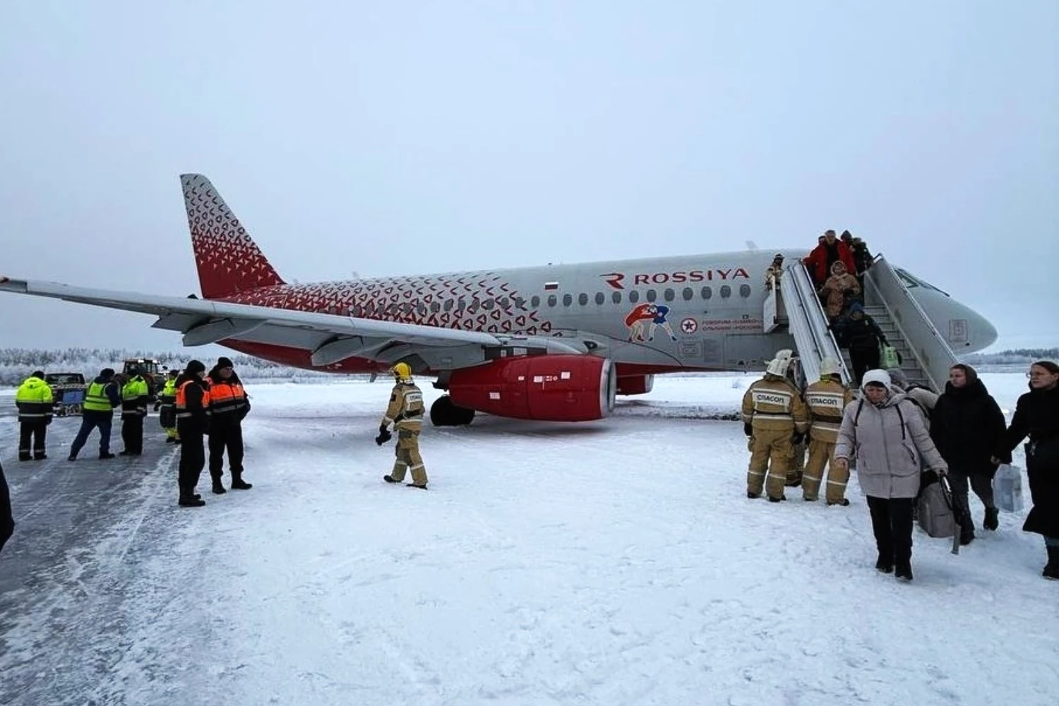 Jato Superjet 100 vara pista na Rússia em meio à neve