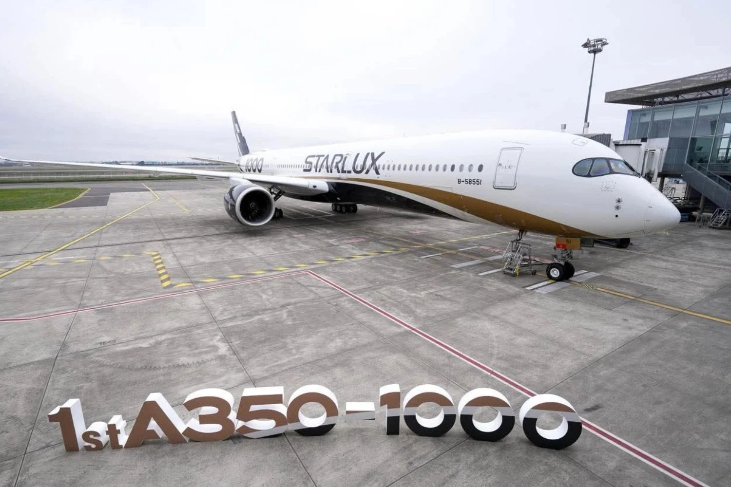 STARLUX primeiro A350-1000