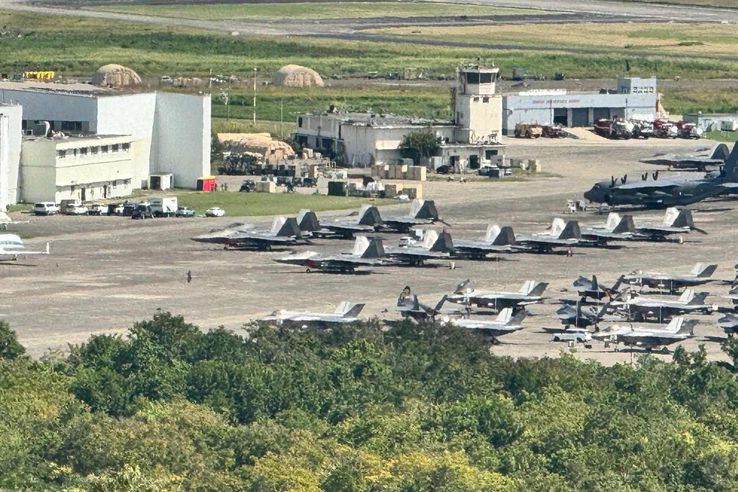 Vários caças F-22 no Caribe ao lado de F-35, C-130 e outras aeronaves