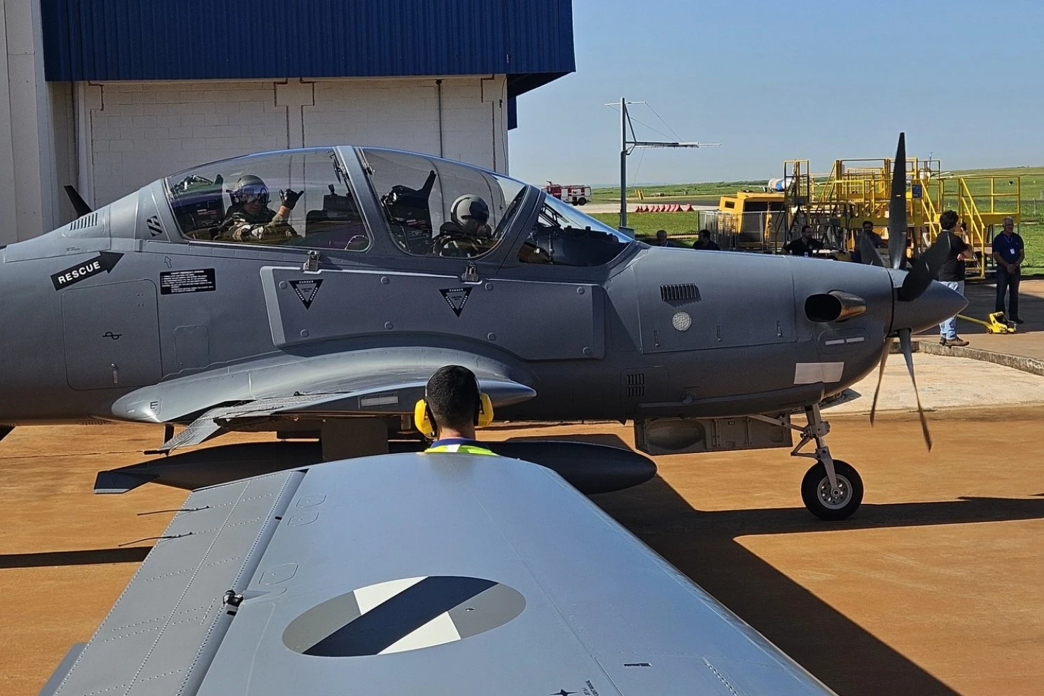 Dois primeiros A-29 Super Tucano estão a caminho do Uruguai