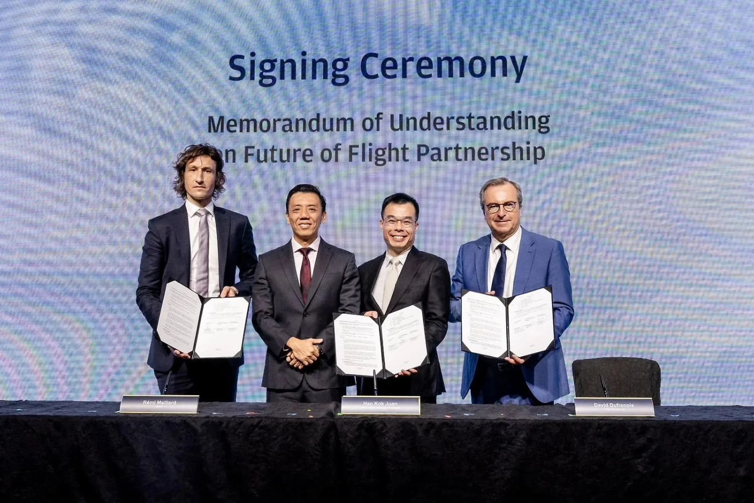 Airbus, CFM e a Autoridade de Avia&ccedil;&atilde;o Civil de Cingapura assinam o memorando (Airbus)