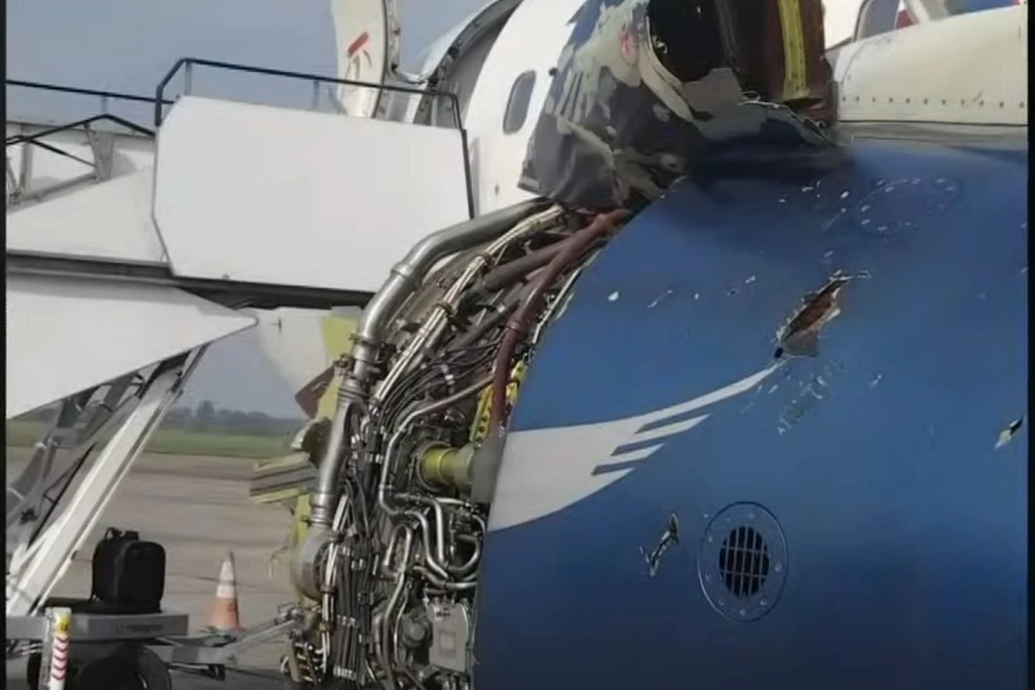 Boeing 737-700 nigeriano perde carenagem do motor em voo, mas pousa em segurança