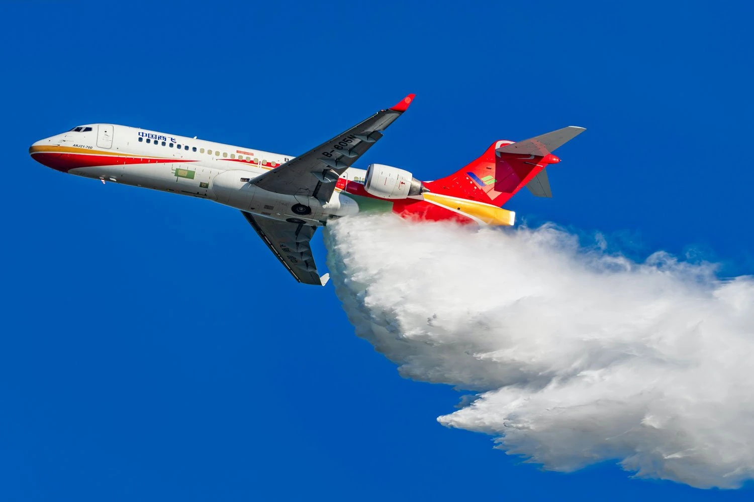 COMAC assina acordo para seis aeronaves C909 de combate a incêndios