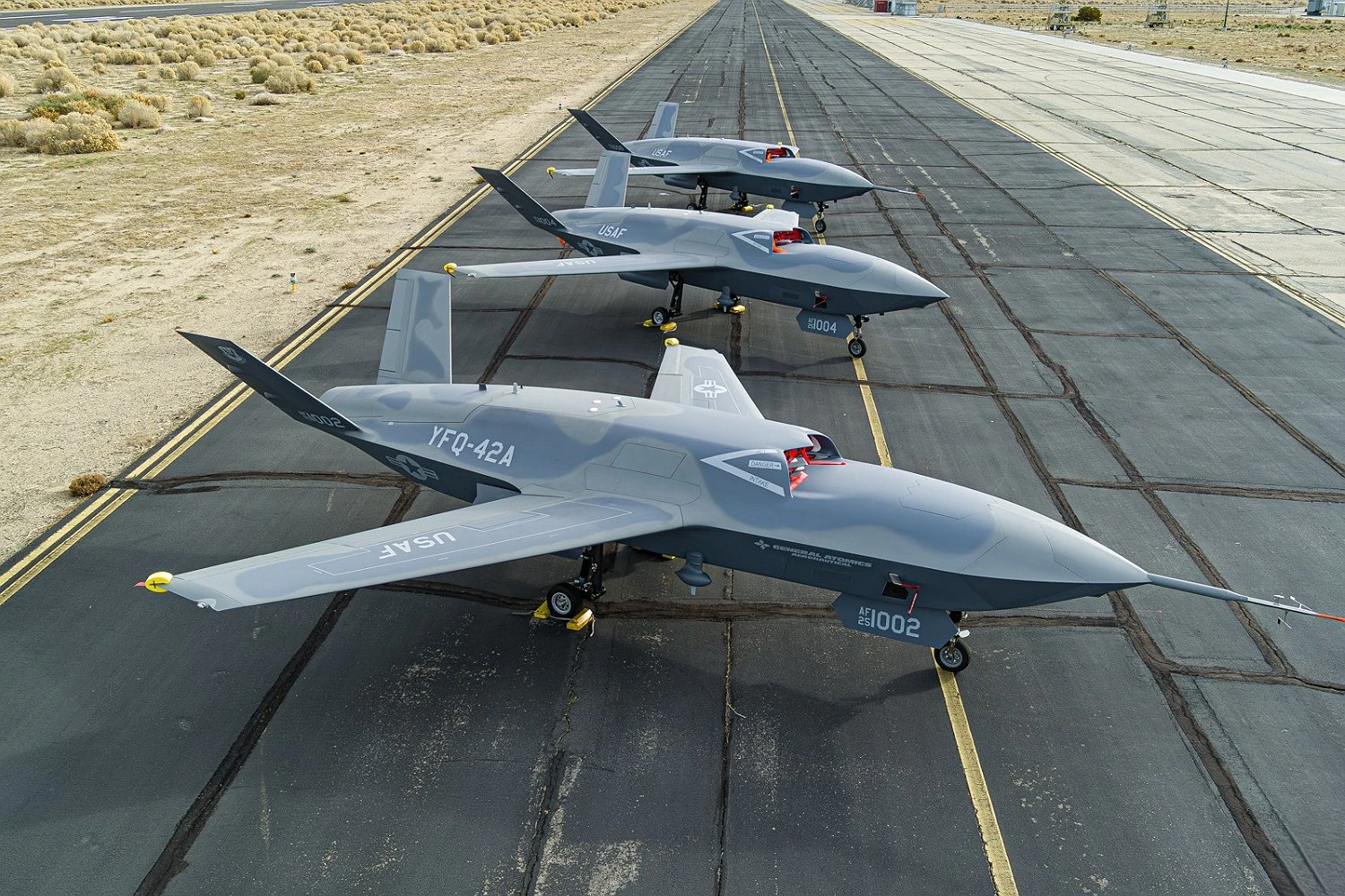 Força Aérea dos EUA testa arquitetura aberta em caças-drone YFQ-42 e YFQ-44