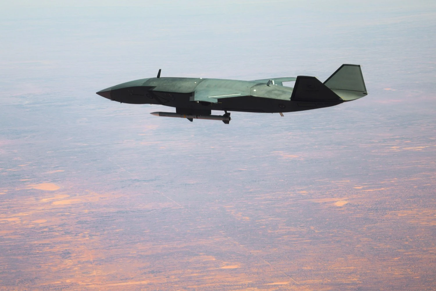 MQ-28 Ghost Bat carregando um m&iacute;ssil AIM-120 (RAAF)