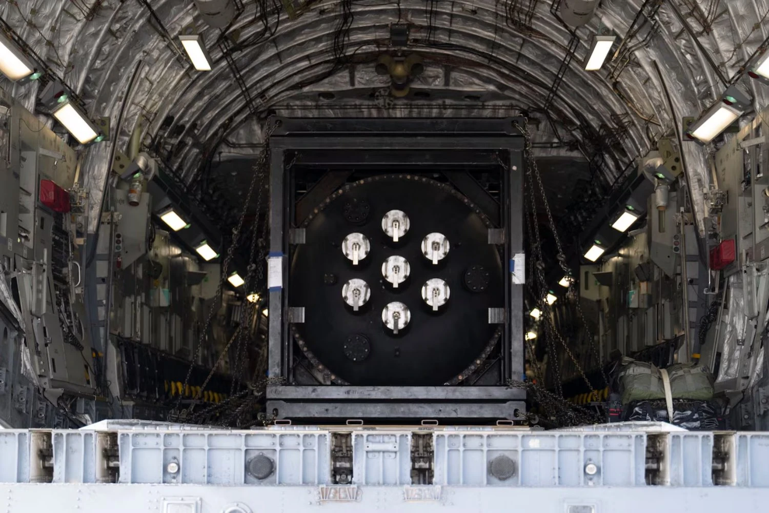 O microreator dentro do C-17