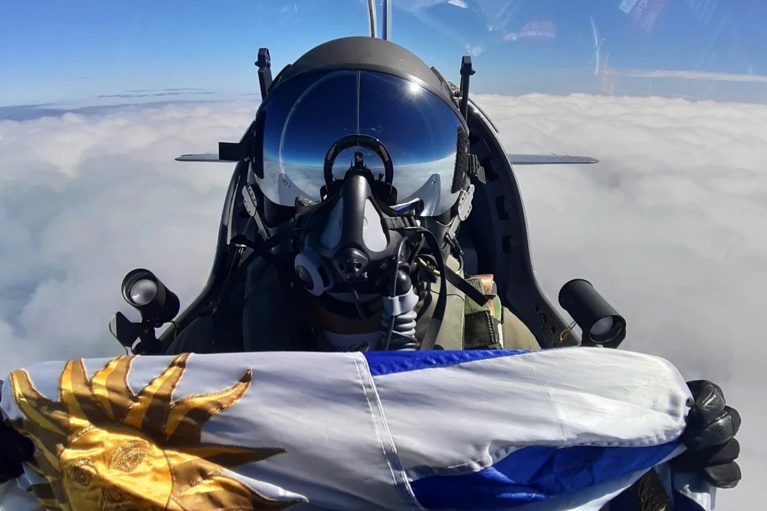 O Super Tucano a caminho do Uruguai (FAU)