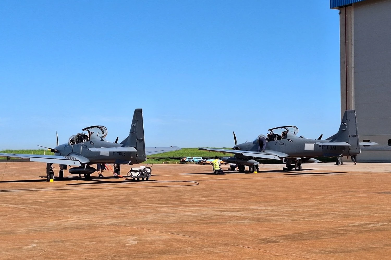 Os dois A-29 deixaram as instala&ccedil;&otilde;es da Embraer nesta ter&ccedil;a (FAU)