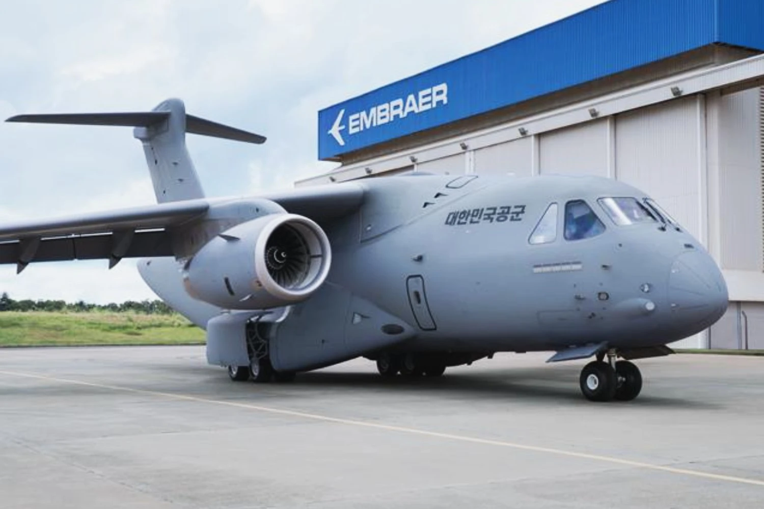 Embraer explica porque KC-390 da Coreia do Sul voou para Portugal
