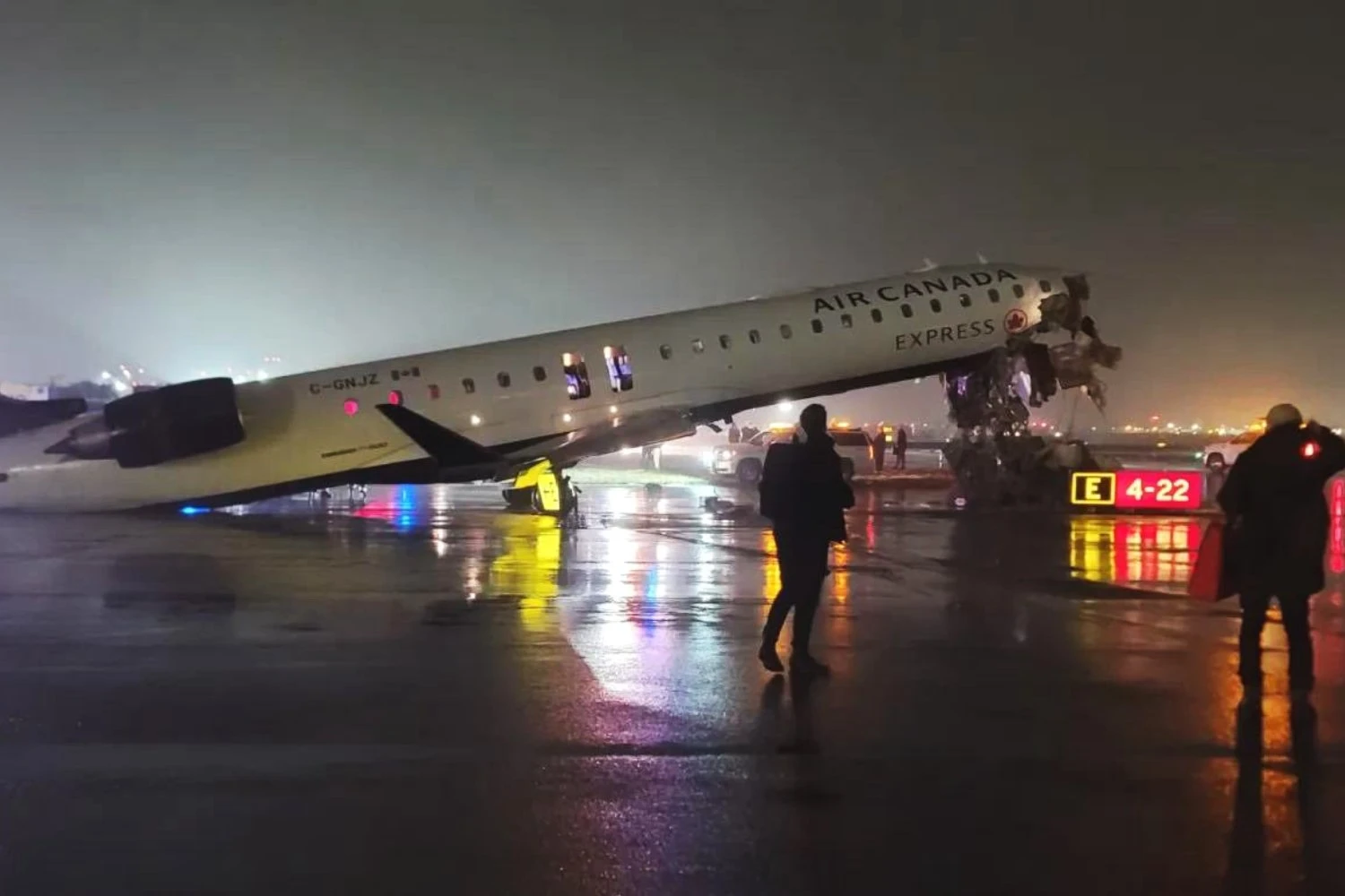 Jato CRJ-900 da Air Canada colide com veículo em aeroporto de Nova York