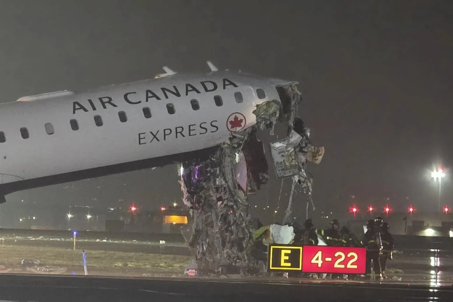 Air Canada CRJ-900 após a colisão com um caminhão de bombeiros