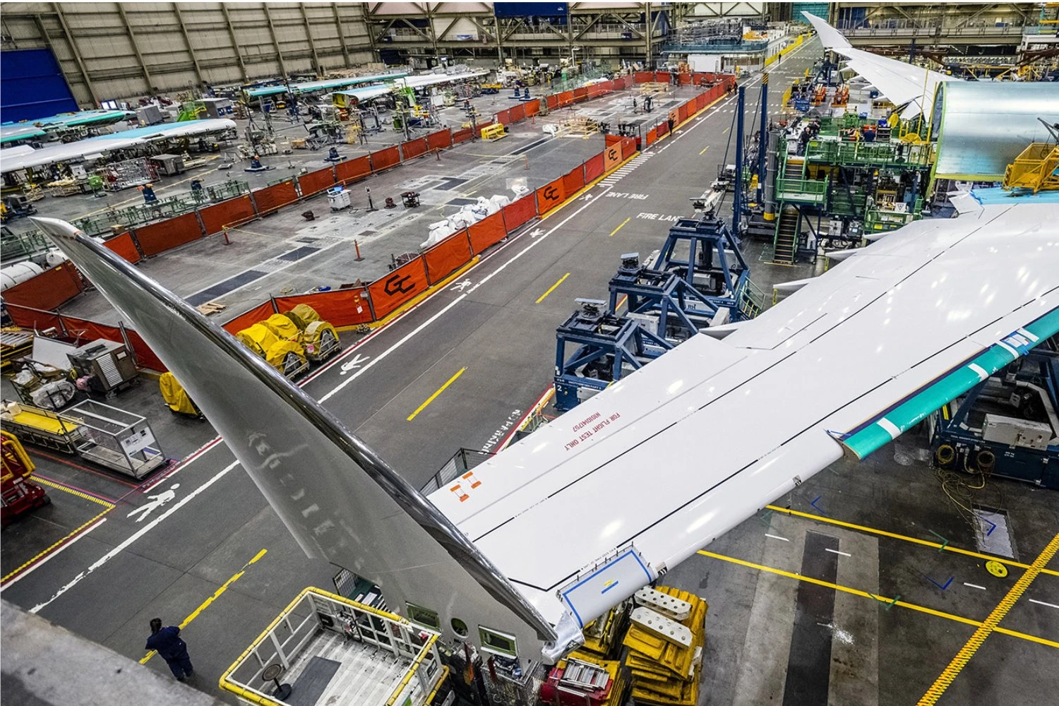 As asas e a se&ccedil;&atilde;o do meio da fuselagem do 777-8 Freighter