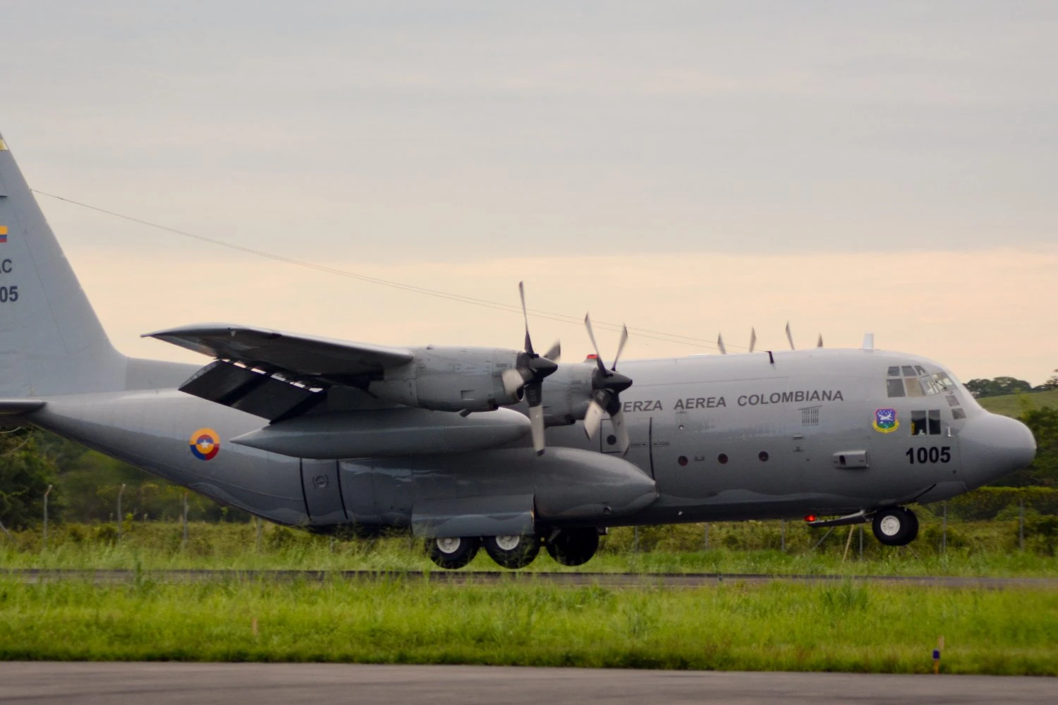 C-130 Hercules da Força Aérea Colombiana cai após decolagem na região Amazônica
