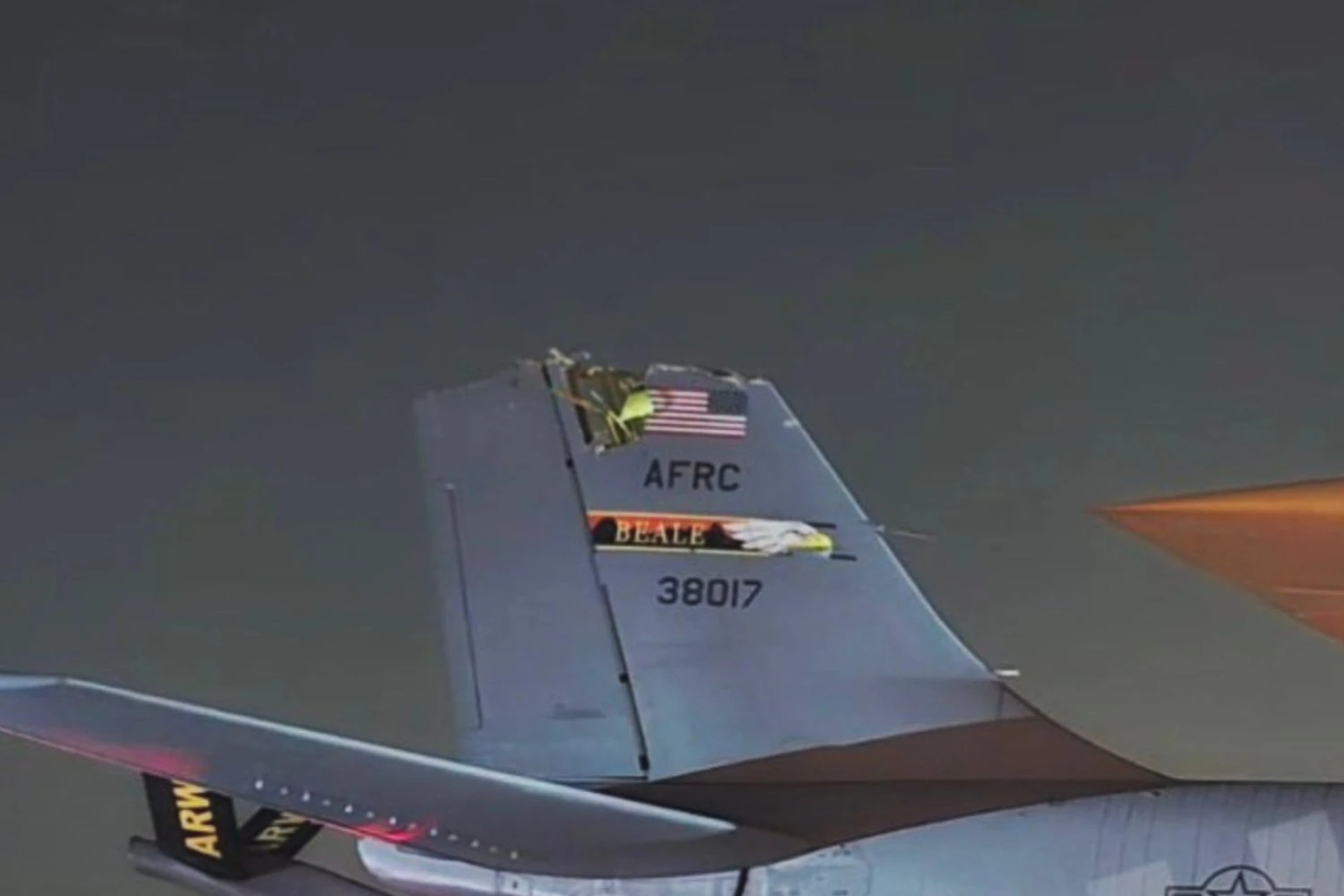 Cauda do KC-135 suspeito danificada no acidente (Social media)