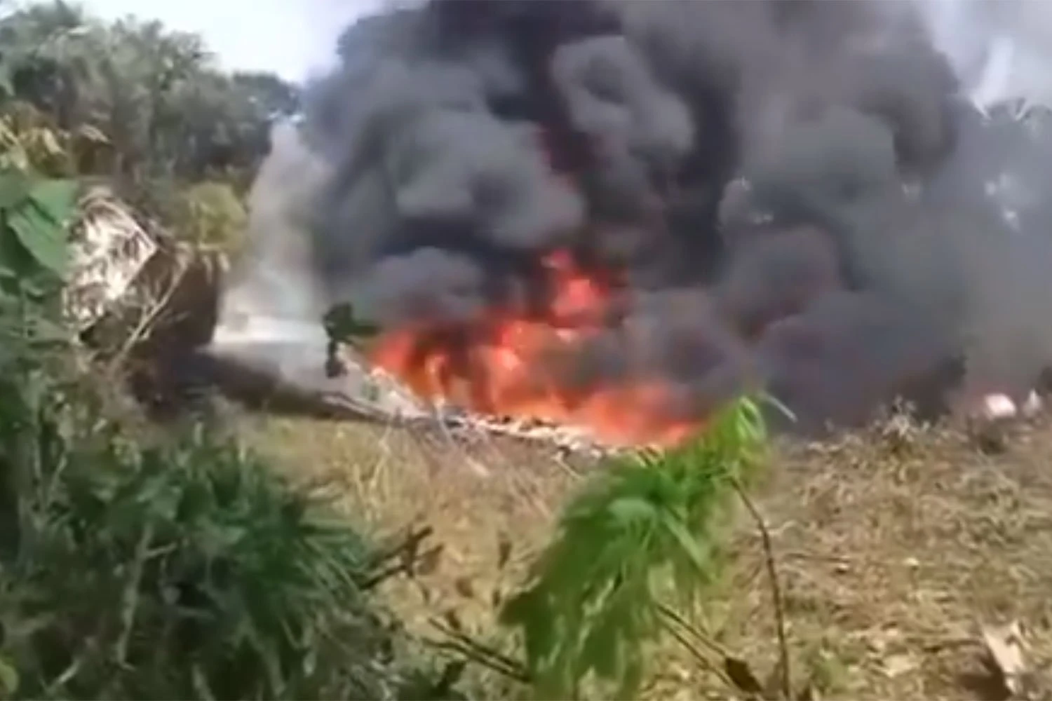 Destro&ccedil;os do C-130 da For&ccedil;a A&eacute;rea Colombiana consumidos pelas chamas.