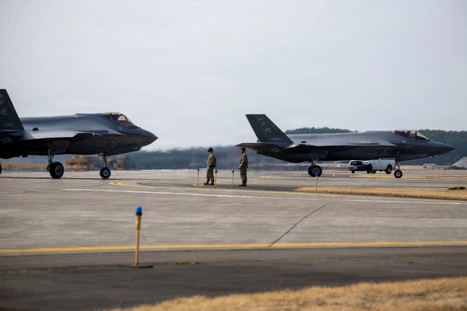 Dois F-35A Lightning IIs da Força Aérea dos EUA chegando na Base Aérea de Misawa, Japão