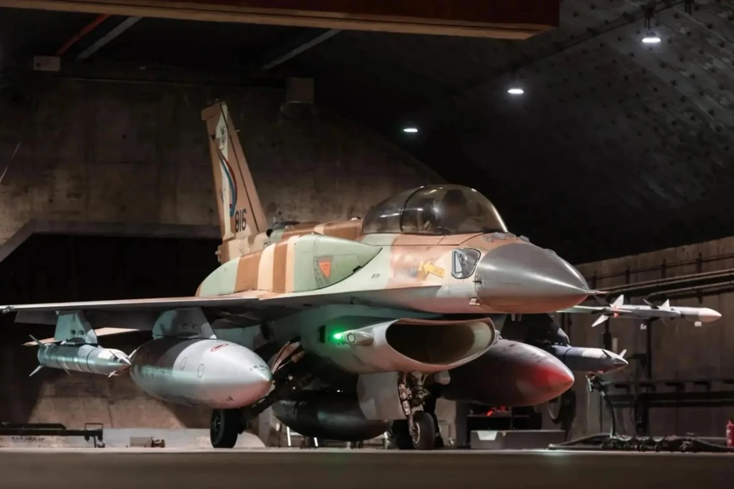 F-16I transportando m&iacute;ssil Rampage
