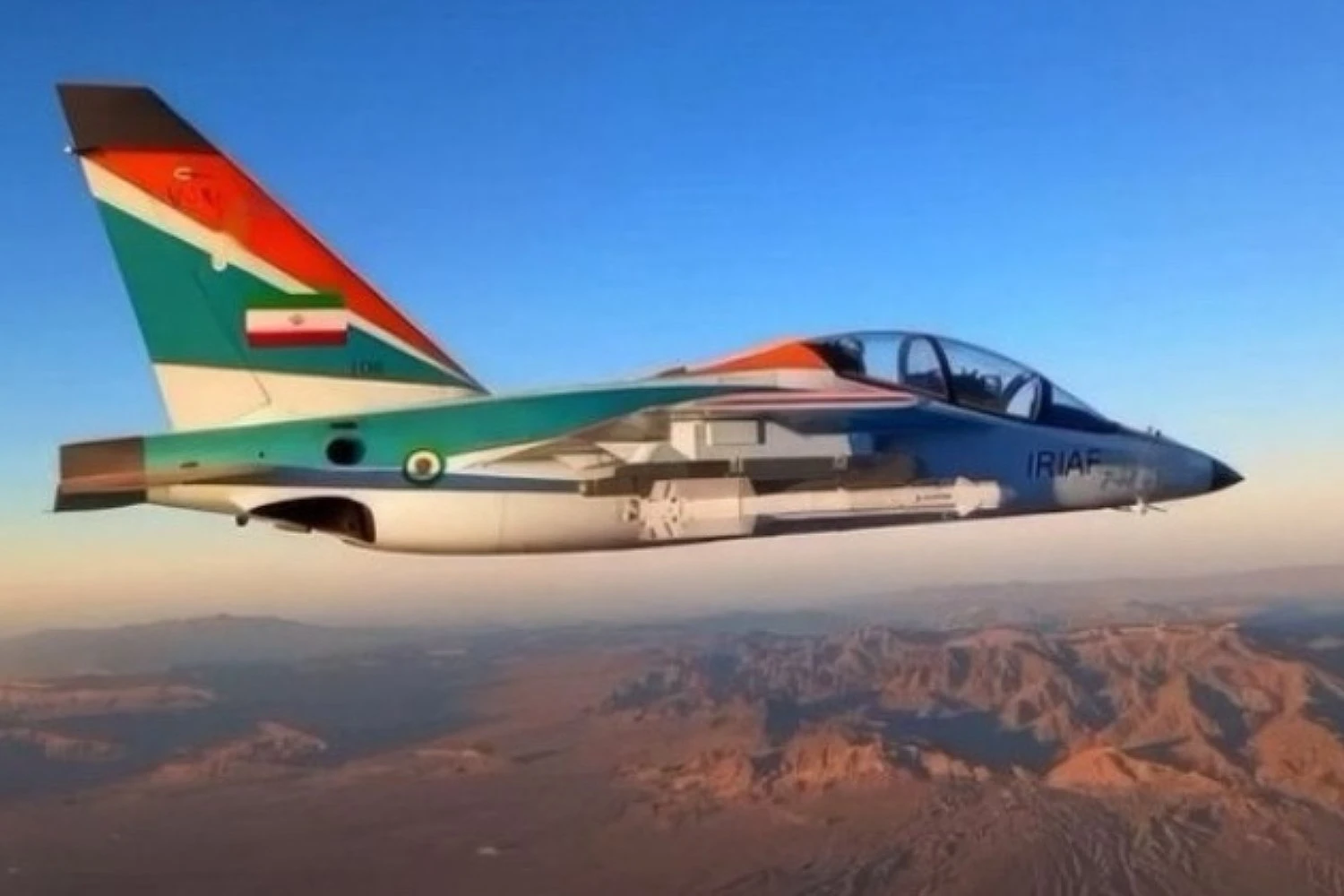 IRIAF Yak-130 equipado com m&iacute;ssil ar-ar
