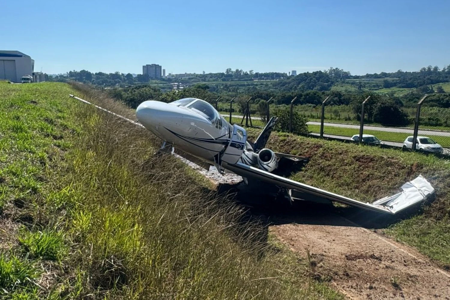 Jatinho Cessna Citation saiu da pista e deslizou por barranco ao pousar em Jundiaí