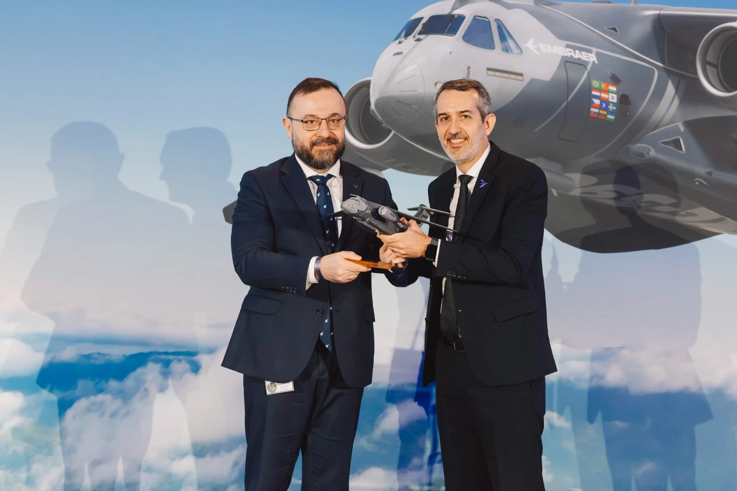 Representantes da Embraer e da WZL-2