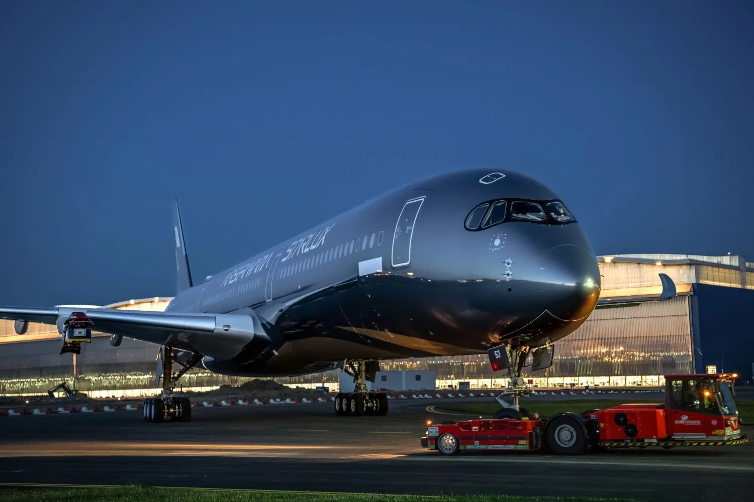 STARLUX A350-1000 com pintura criada por Sorayama