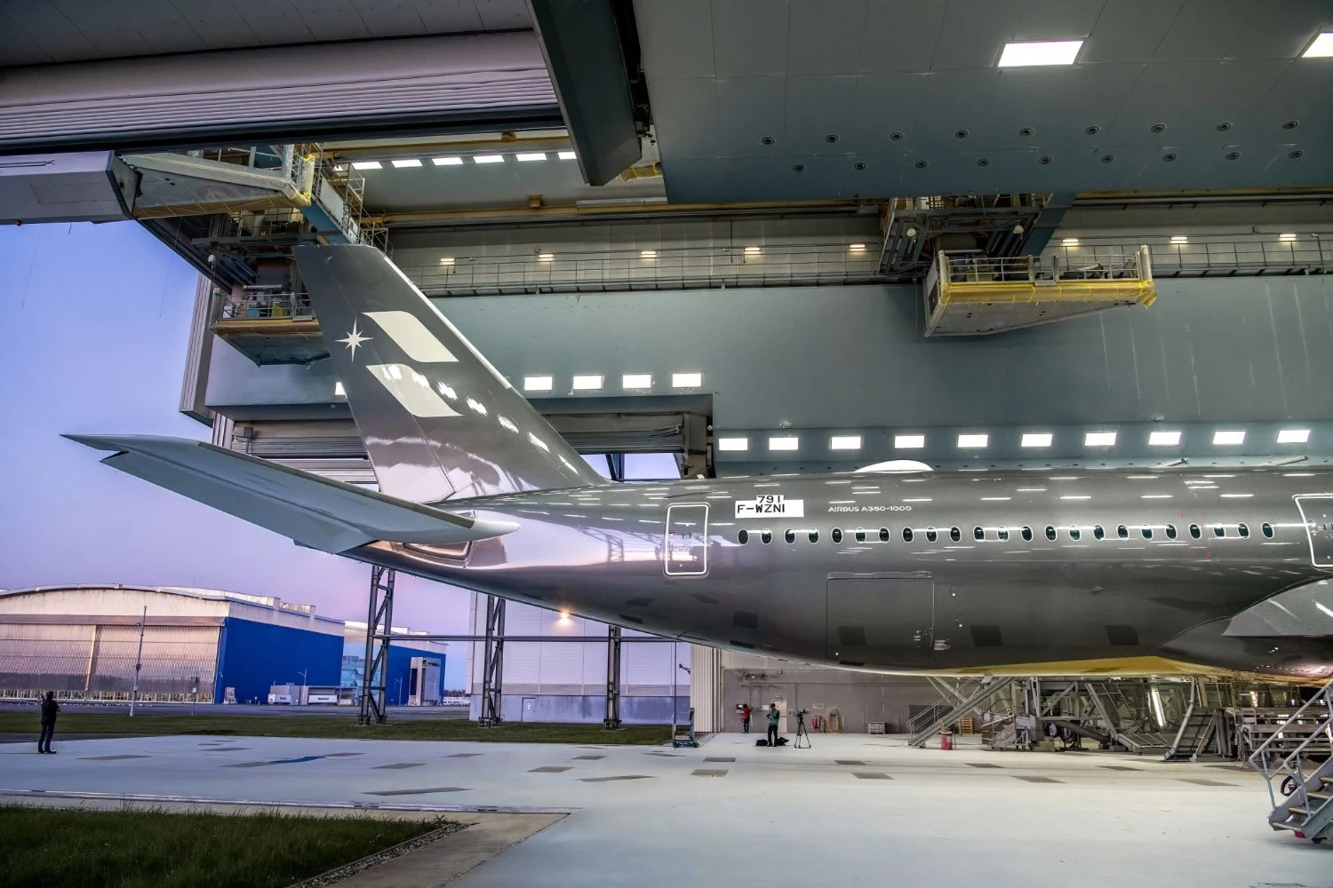 STARLUX A350-1000 com pintura criada por Sorayama