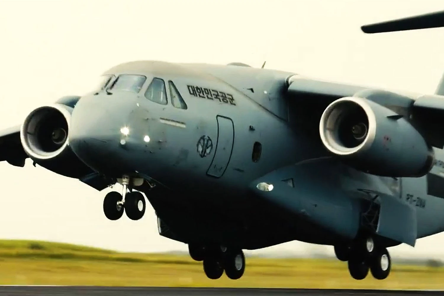 Embraer C-390 da Coreia do Sul completa primeiro voo