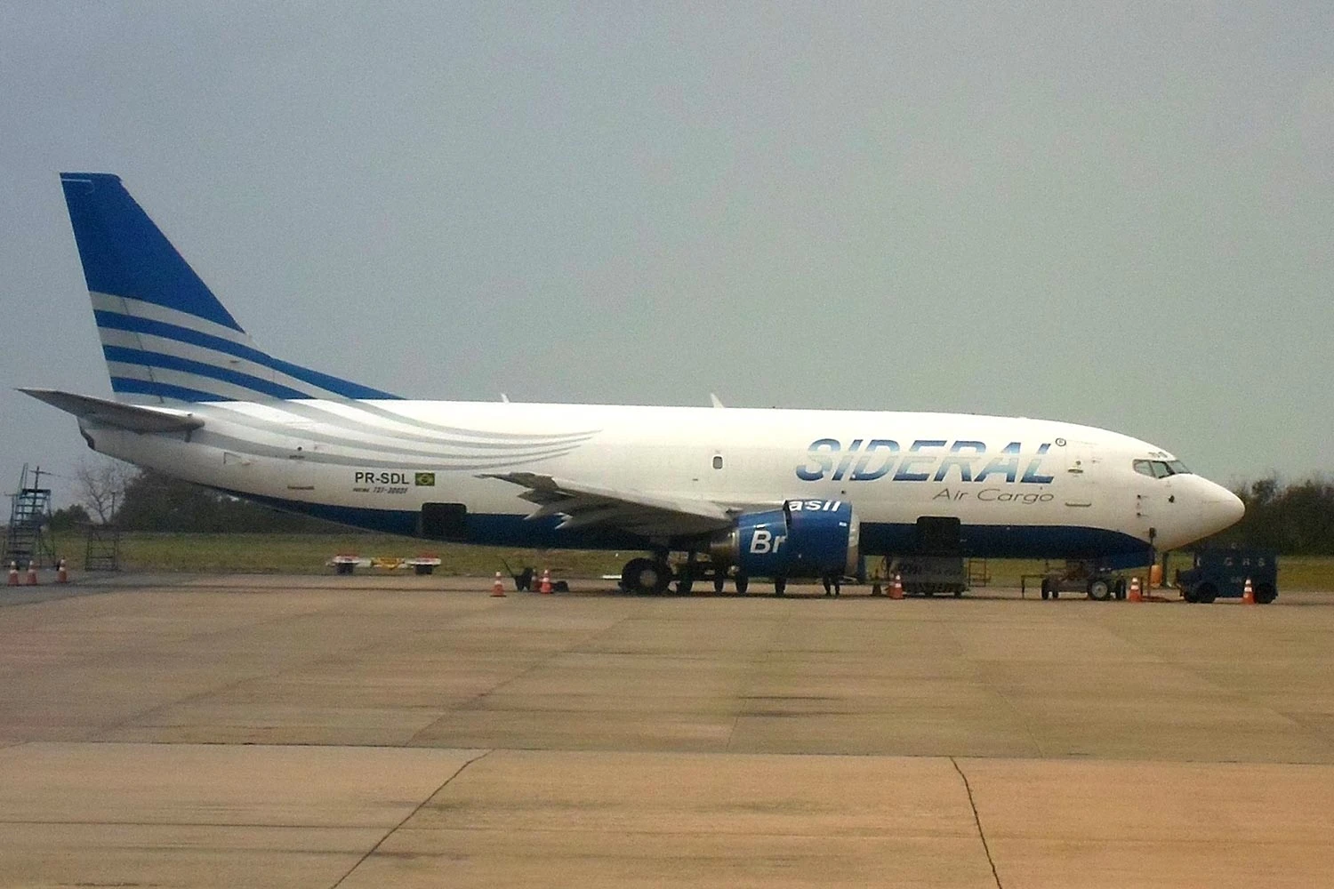 A Sideral emprega o Boeing 737-300 tanto para passageiros quanto para cargas (Marcus Soares).