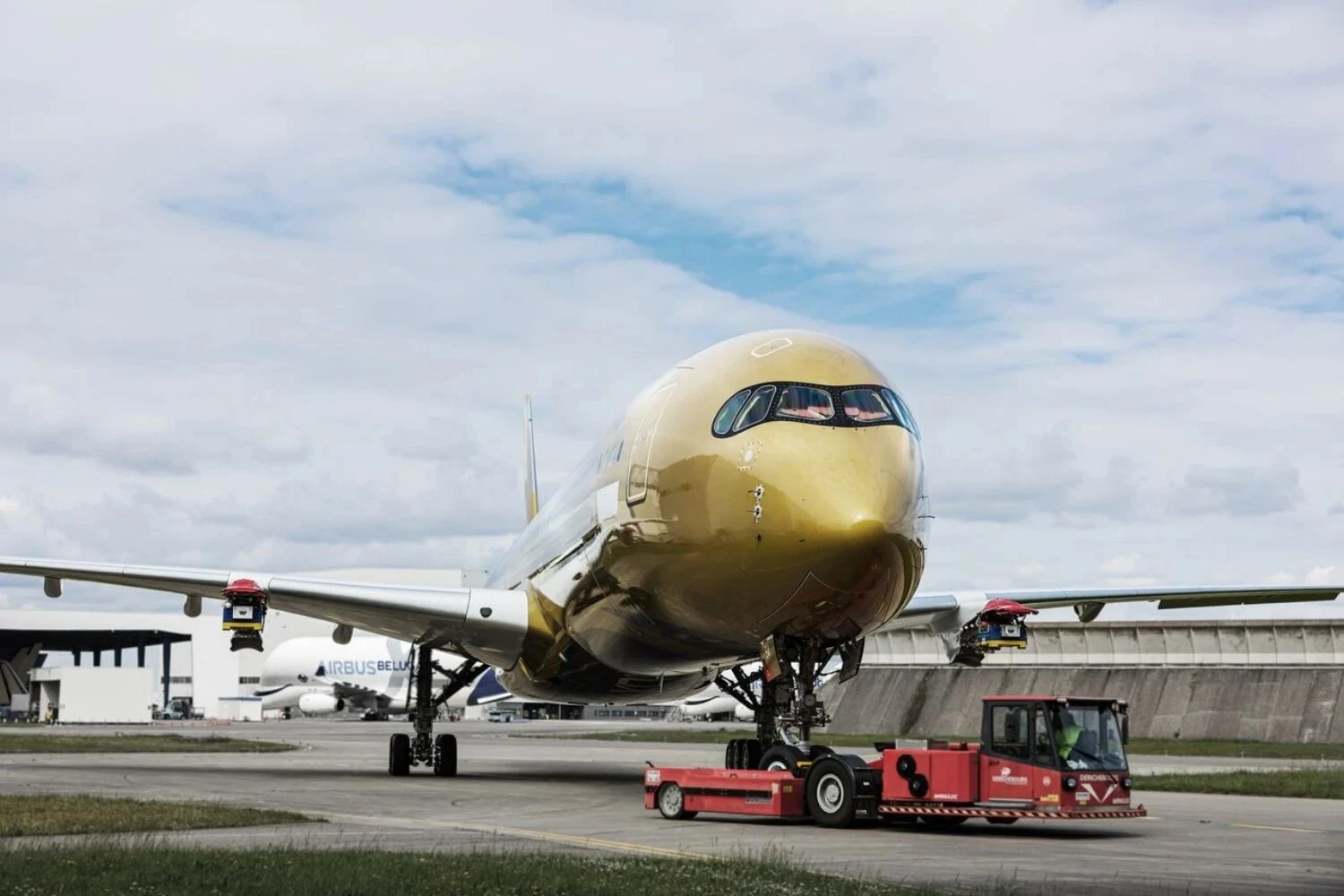 STARLUX revela A350-1000 com pintura dourada