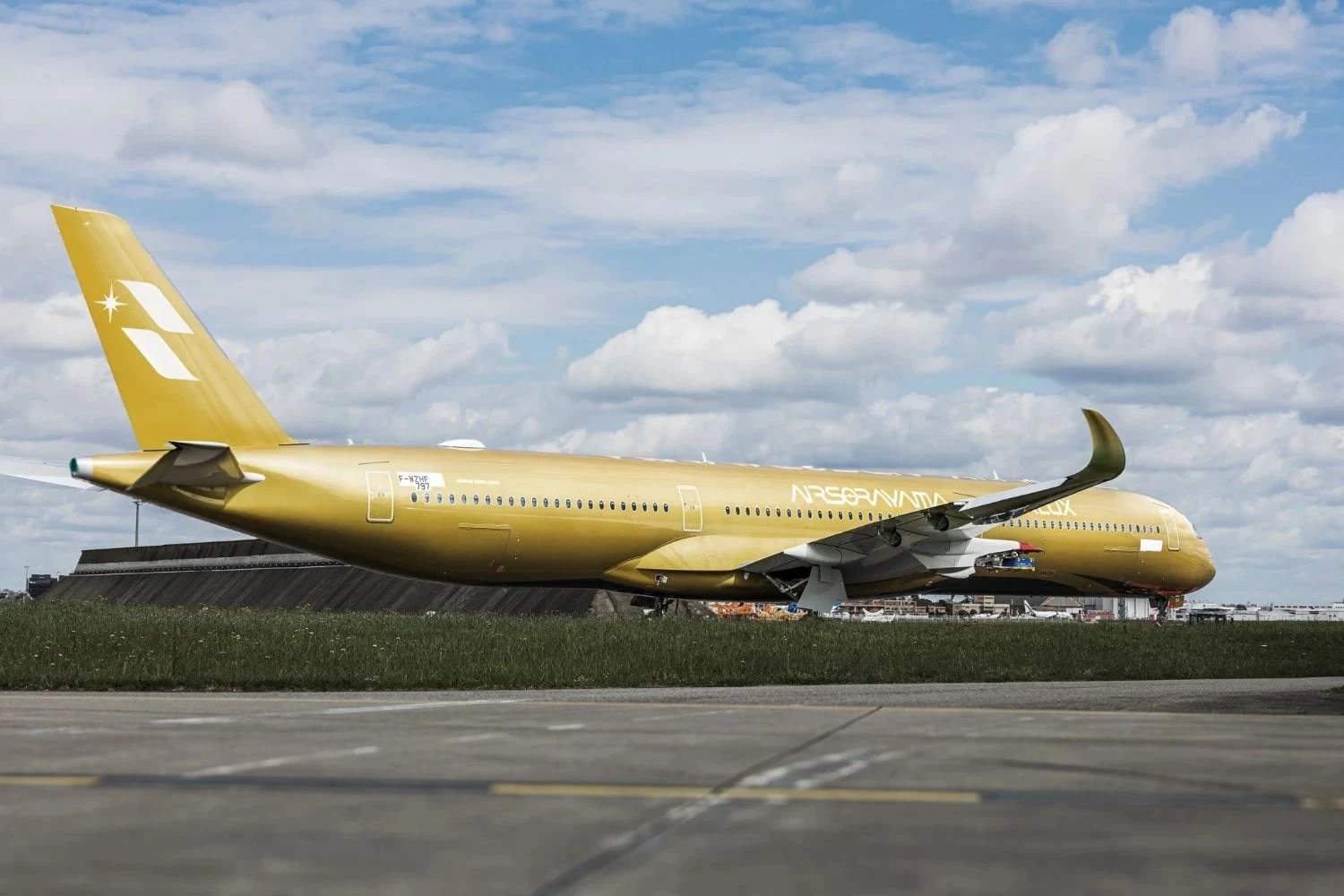 A350-1000 da STARLUX Airlines com pintura dourada (Airbus)