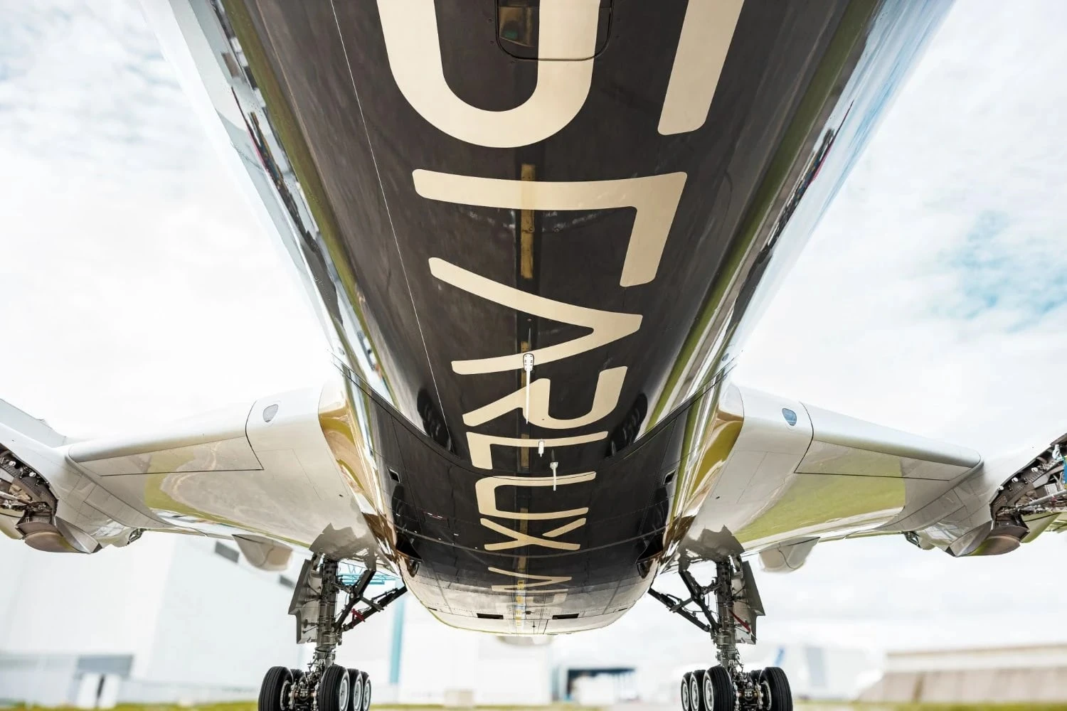 A350-1000 da STARLUX Airlines com pintura dourada (Airbus)