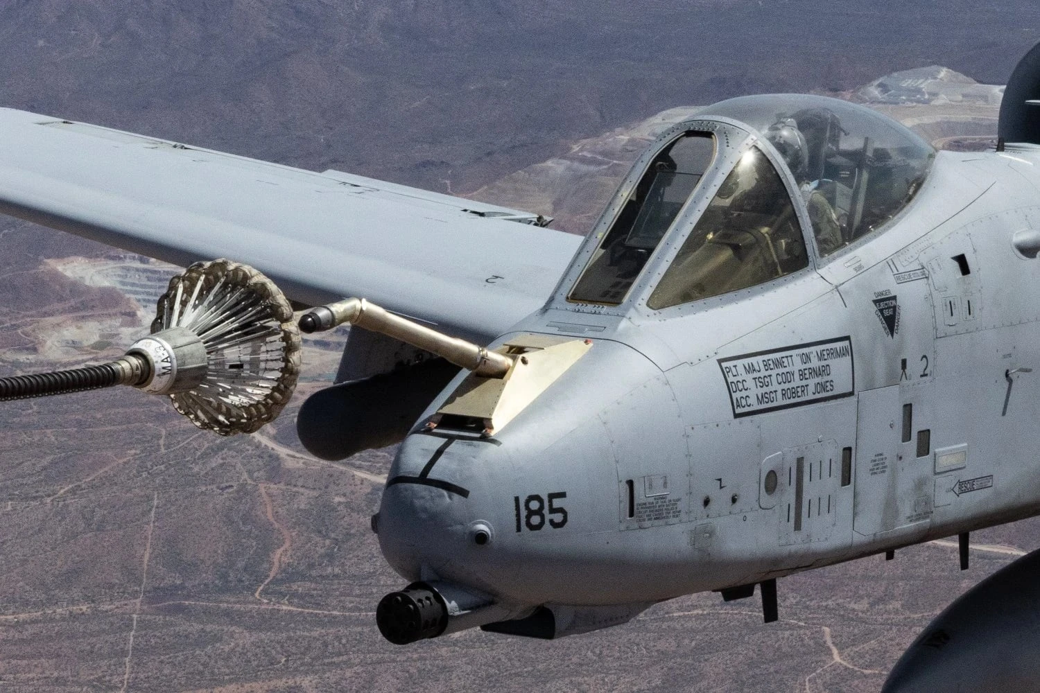 Aeronave A-10 da Força Aérea dos EUA realiza reabastecimento aéreo com adaptador de sonda e drogue pela primeira vez. (USAF)