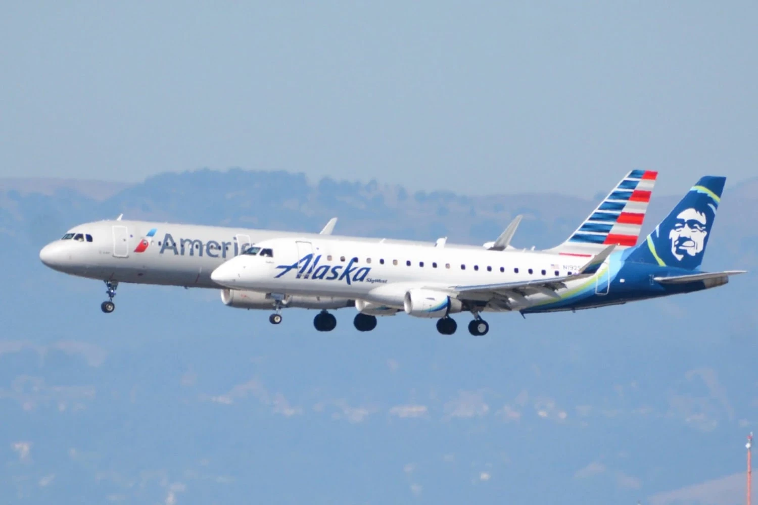 American Airlines e Alaska Air estudam parceria mais profunda, diz site