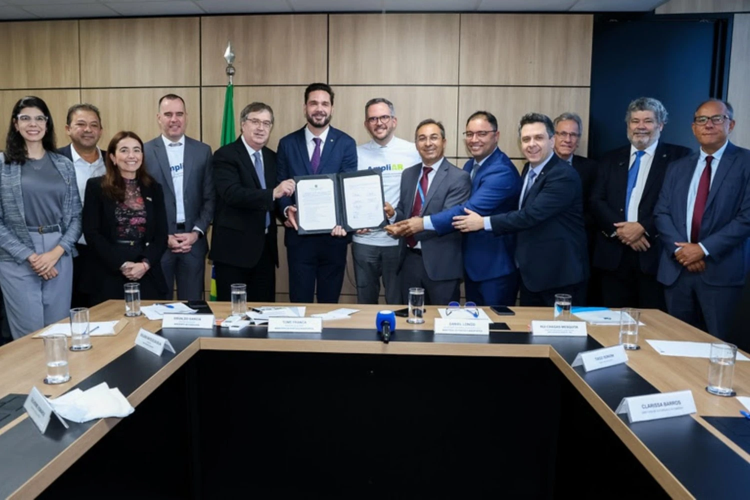 Assinatura do acordo de concess&atilde;o de mais 12 aeroportos pela GRU Airport (GF)