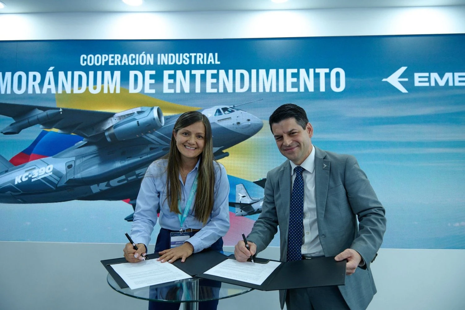 Assinatura do acordo entre Embraer e CIAC (Embraer)
