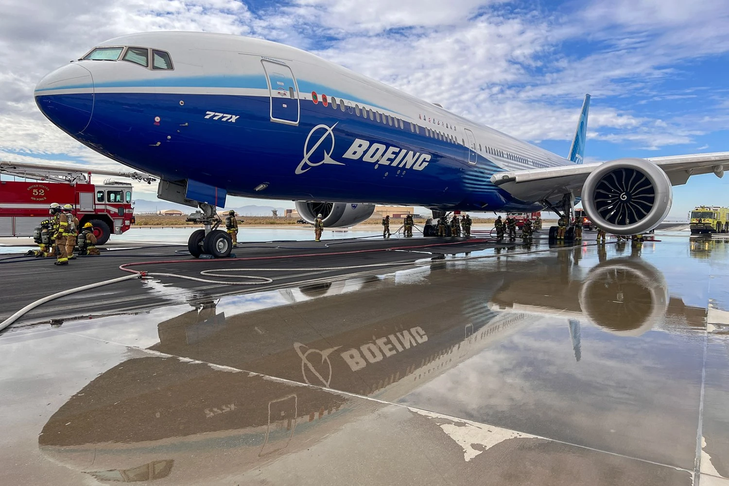 Avi&atilde;o de teste Boeing 777-9 ap&oacute;s teste extremo de frenagem