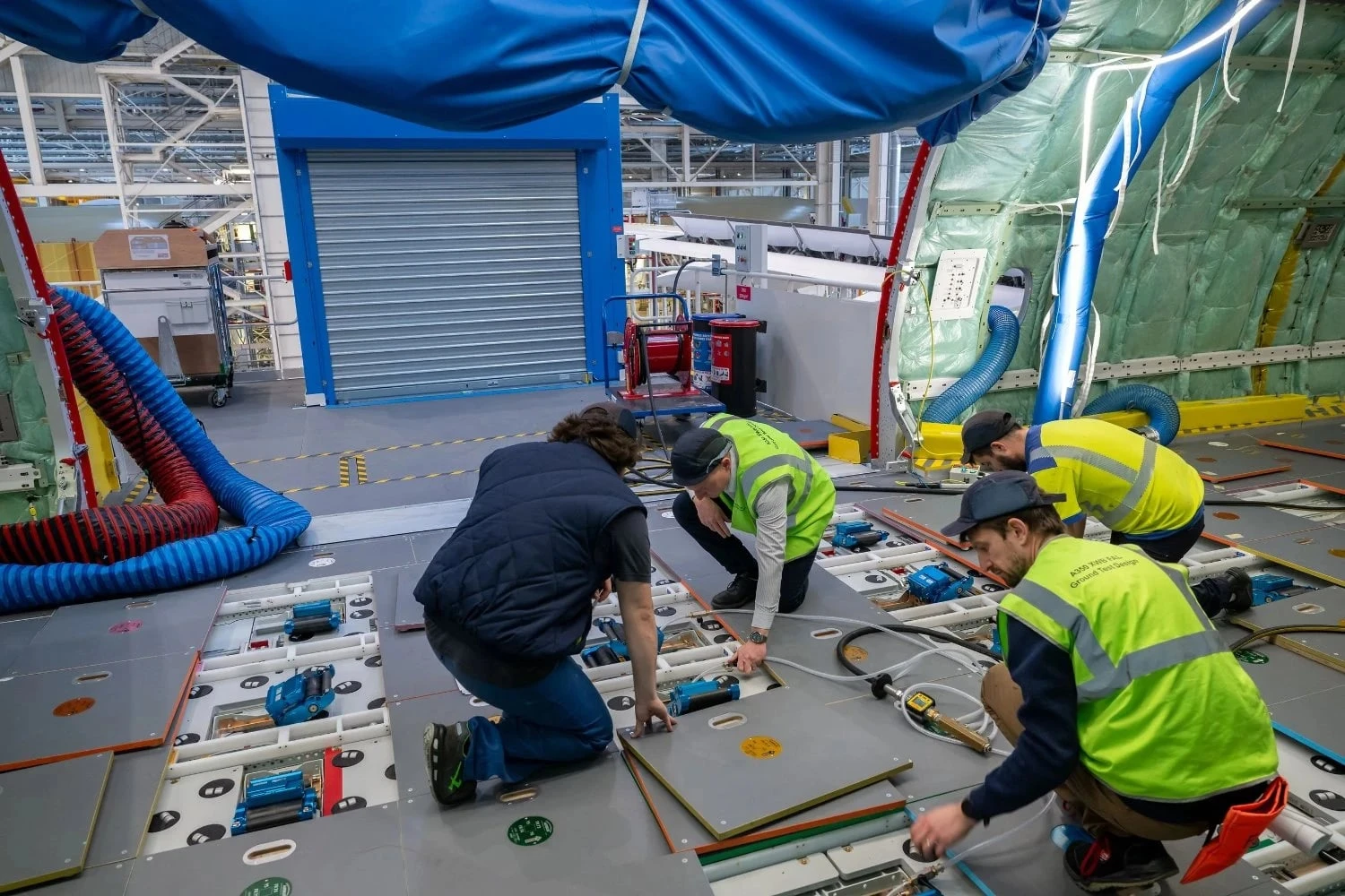 Equipe da Airbus checa os sensores e atuadores de carga no piso do A350F (Airbus)