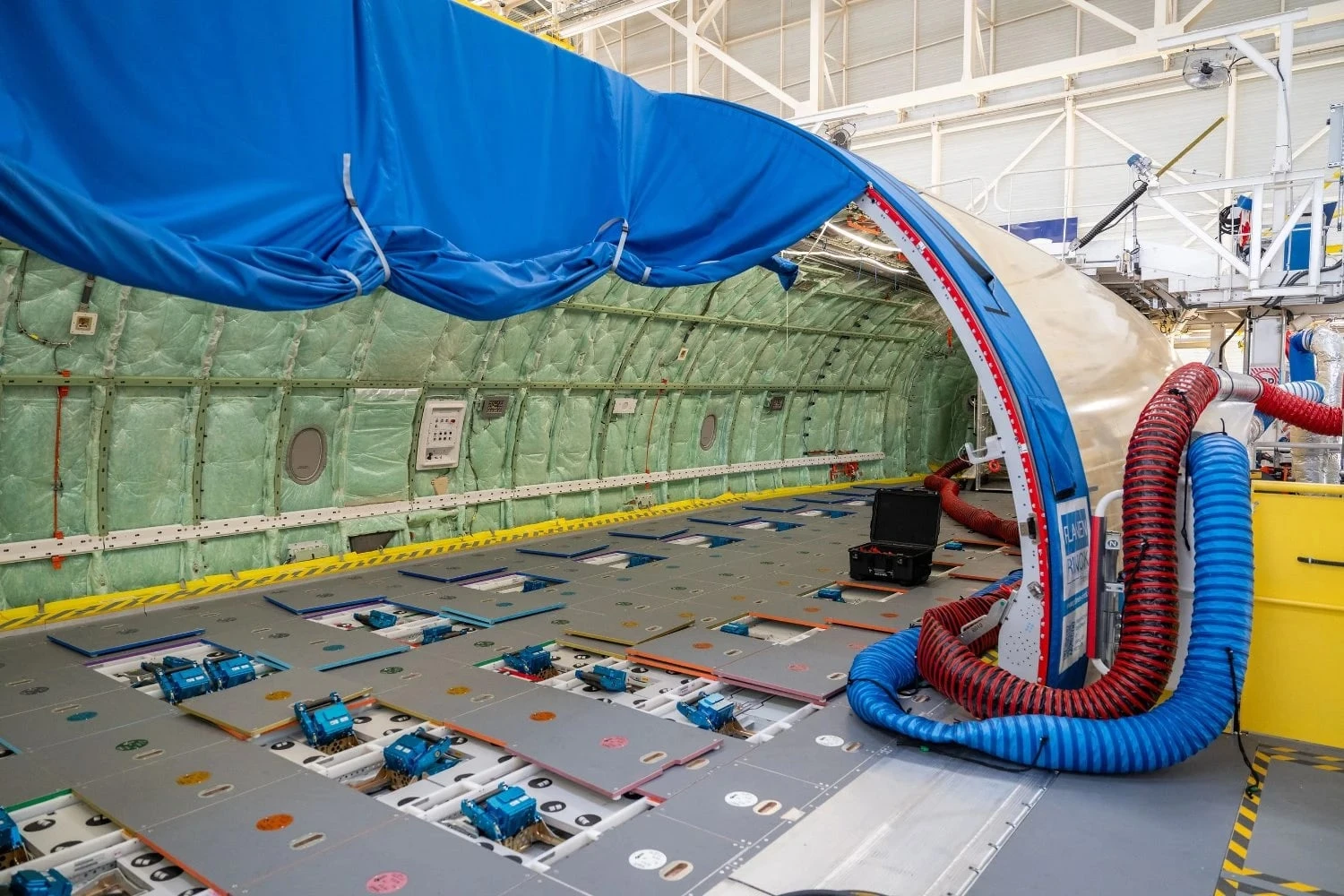 Espa&ccedil;o onde ficar&aacute; a enorme porta de carga do Airbus A350F (Airbus)