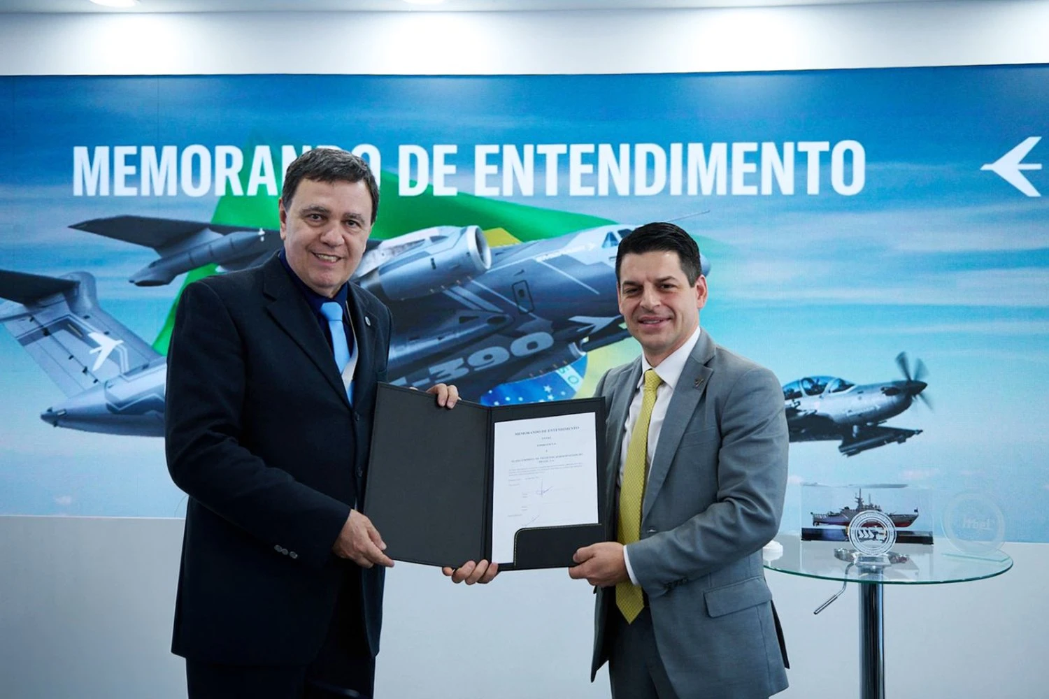 Executivos da Embraer e ALADA assinam acordo (Embraer)