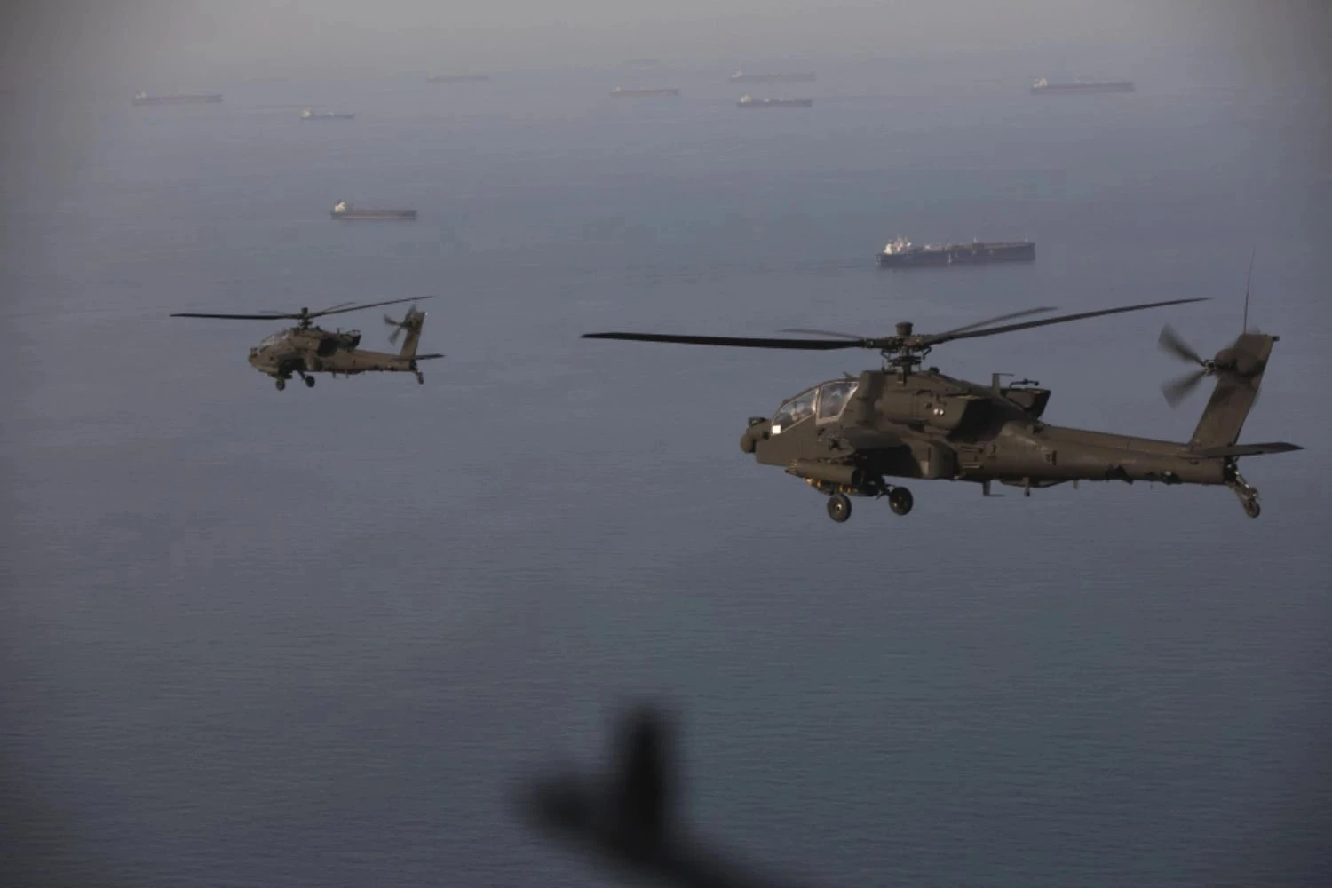 Helicóptero AH-64 Apache do Exército dos EUA cai próximo ao Estreito de Ormuz