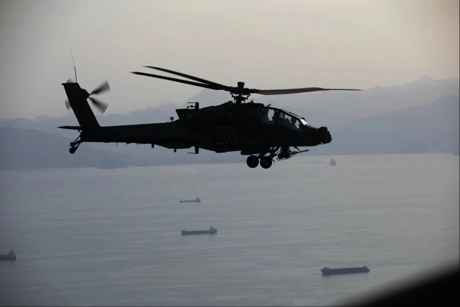 Helicópteros AH-64 Apache dos EUA patrulham Estreito de Ormuz em meio à escalada com Irã