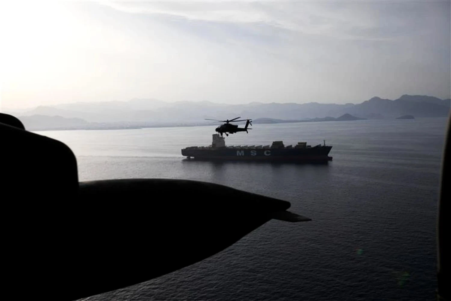 Helicópteros AH-64 Apache do Exército dos EUA sobrevoam navios mercantes no Estreito de Ormuz (CENTCOM)