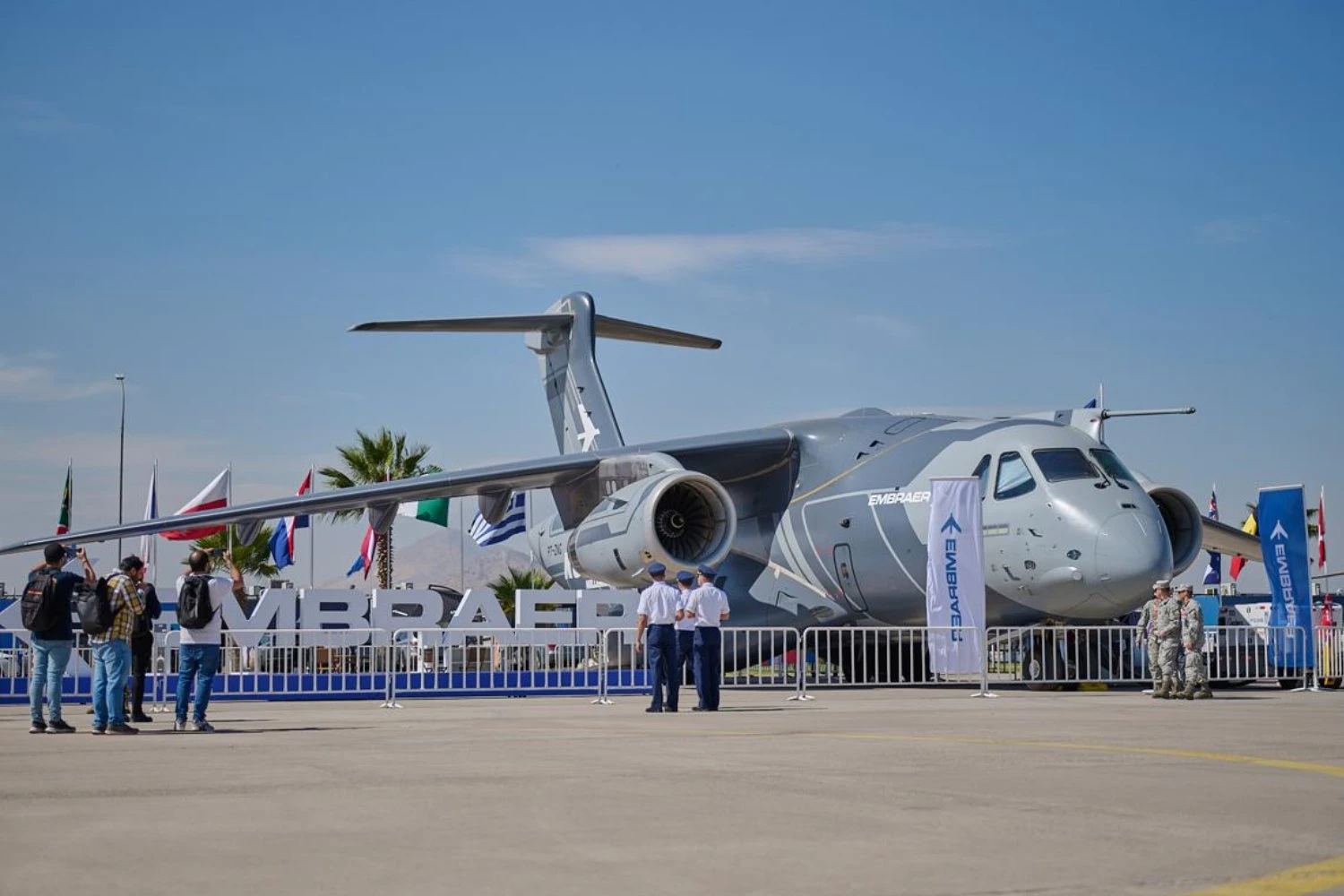 KC-390 com pintura especial percorre 11 países em 70 dias