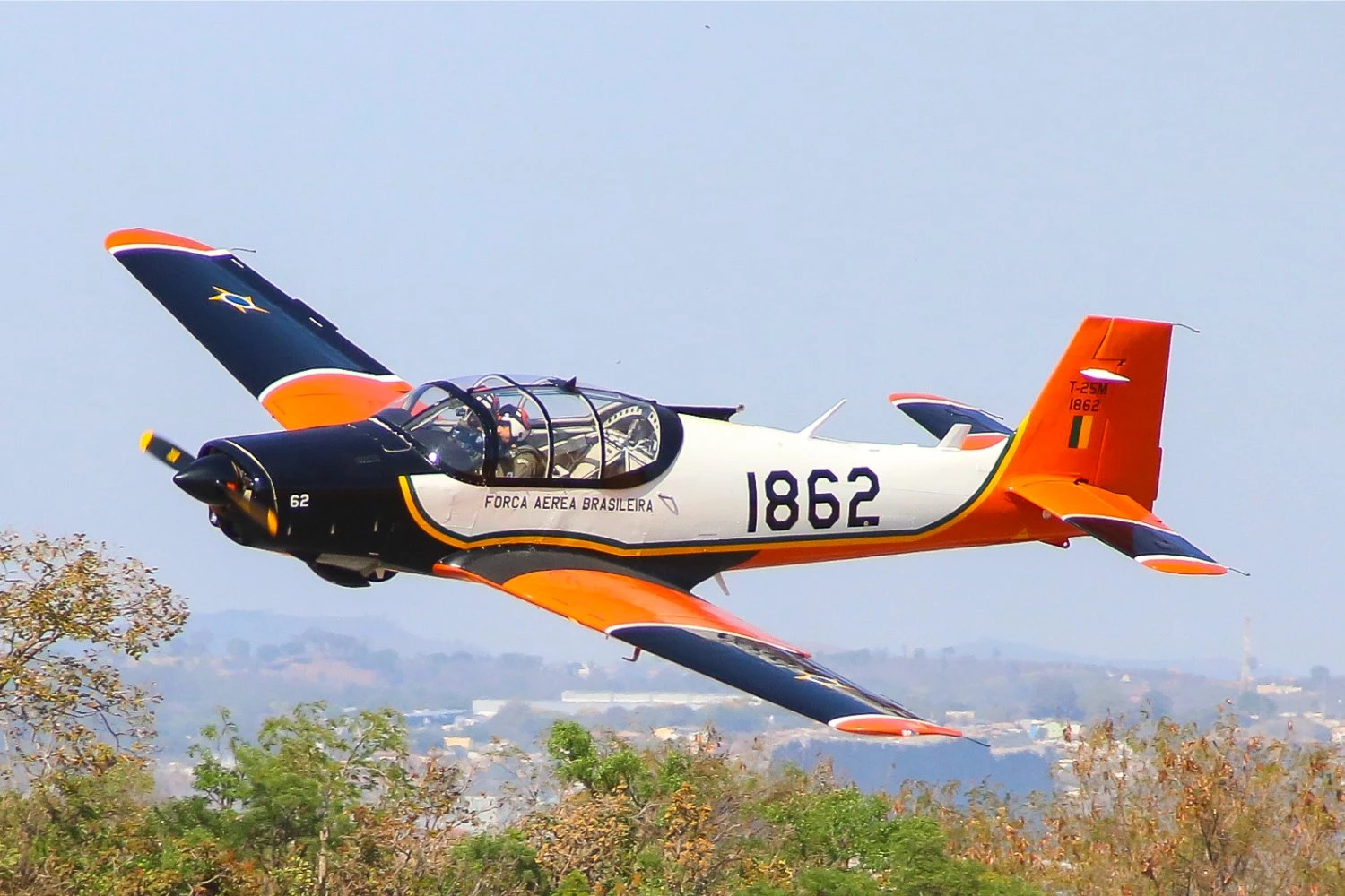 Cadete da FAB realiza primeiro voo solo no treinador modernizado T-25M