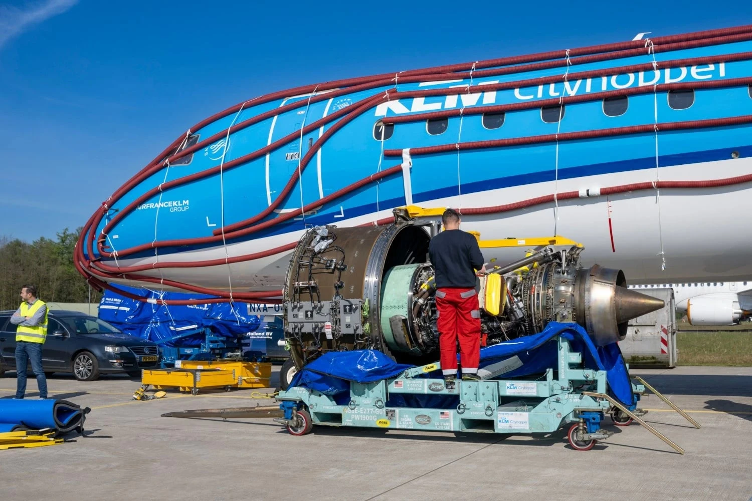 O jato E195-E2 da KLM sendo desembalado para voltar ao serviço. (KLM)